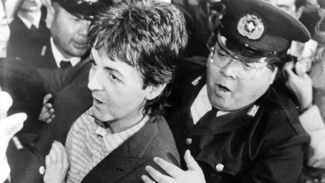 paul-mccartney-leaving-japan-after-being-in-jail-136395479236803901-150115143636