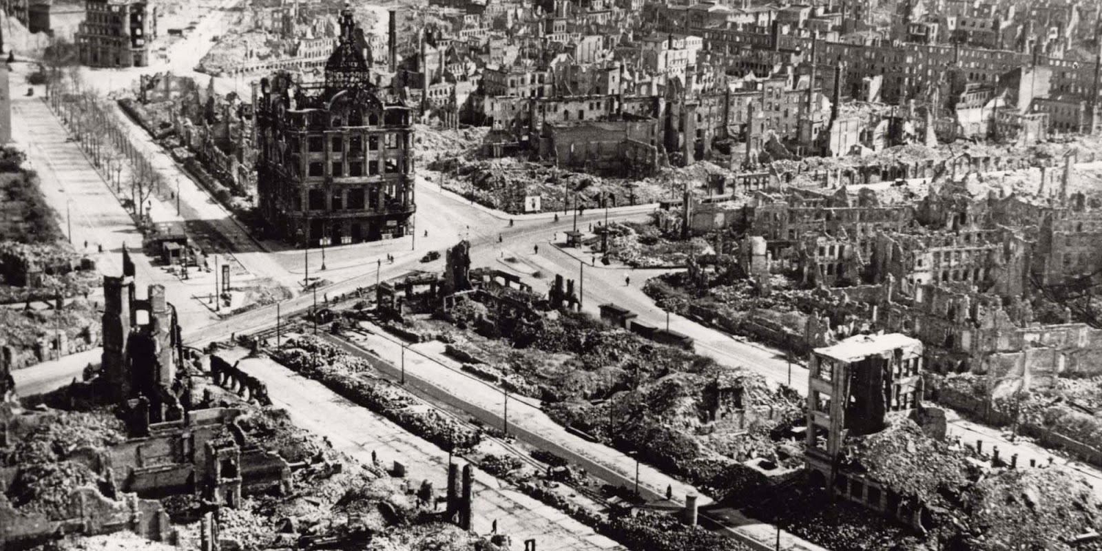 dresden_bombed_1945_3