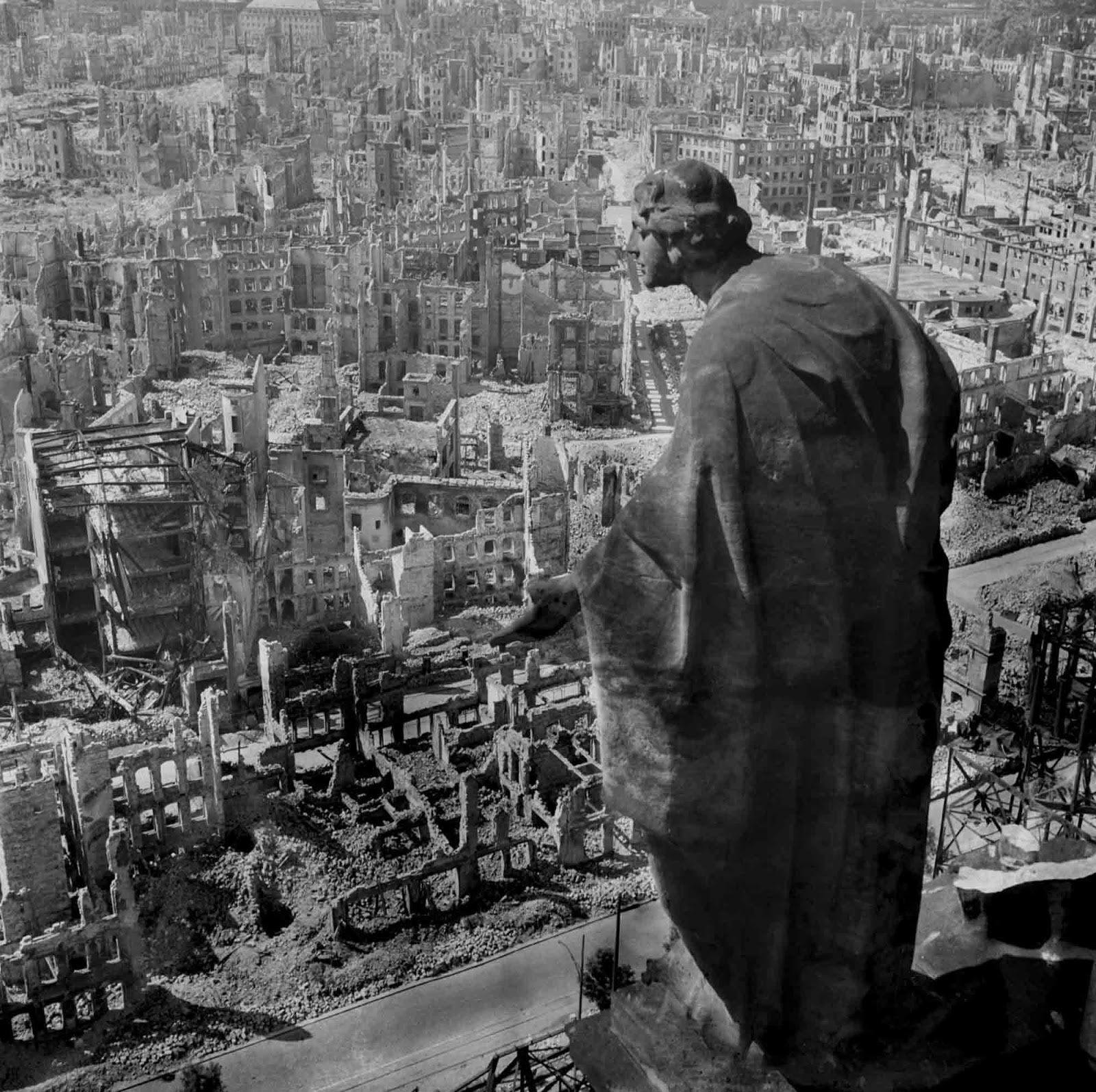 dresden_bombed_1945_4