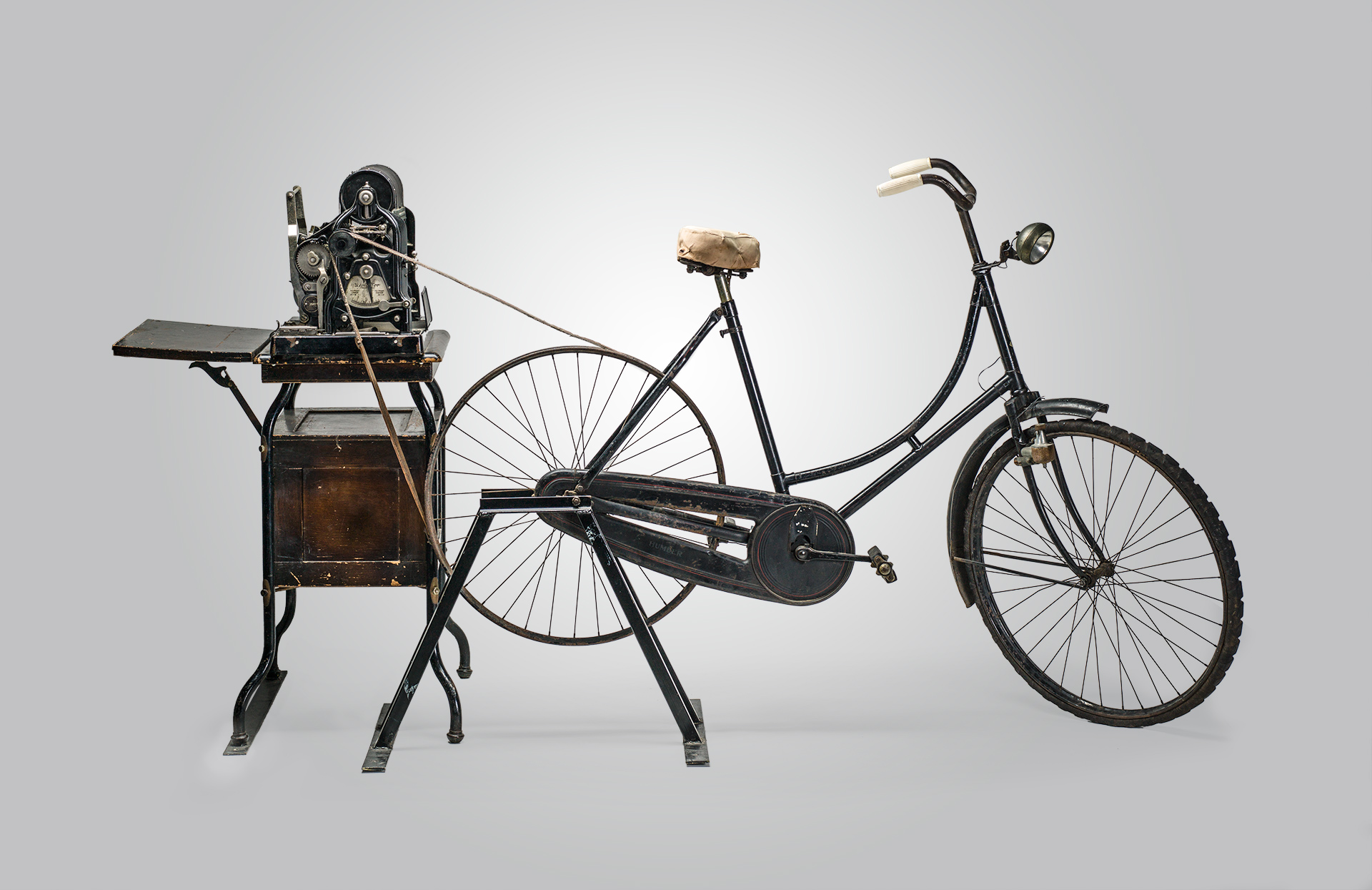 16.-Stencilmachine-met-fiets1