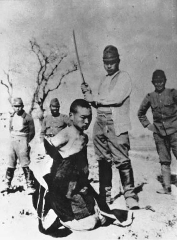 chinese-man-being-beheaded