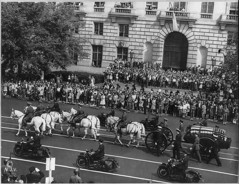 800px-Franklin_Roosevelt_funeral_procession_1945