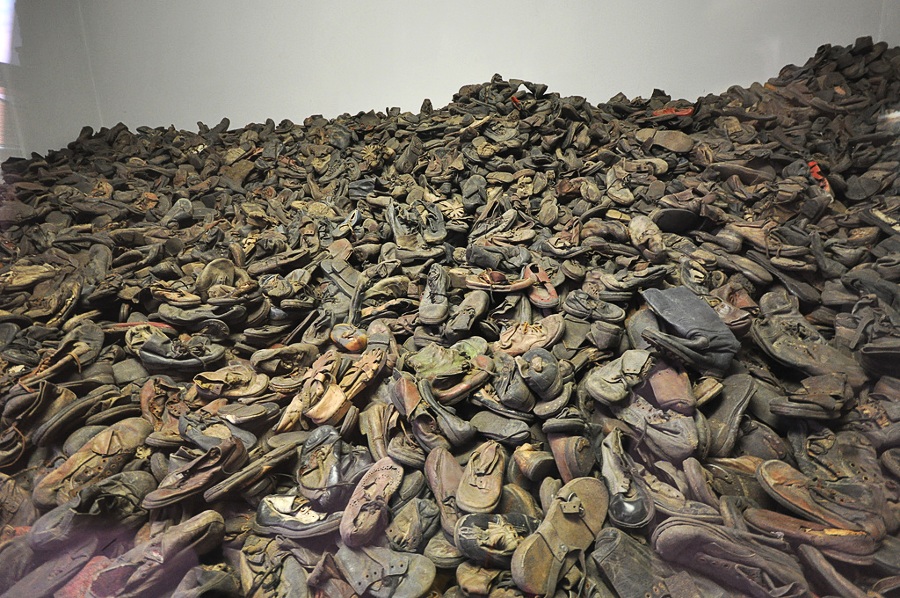 Auschwitz_shoes_of_the_murdered_1945