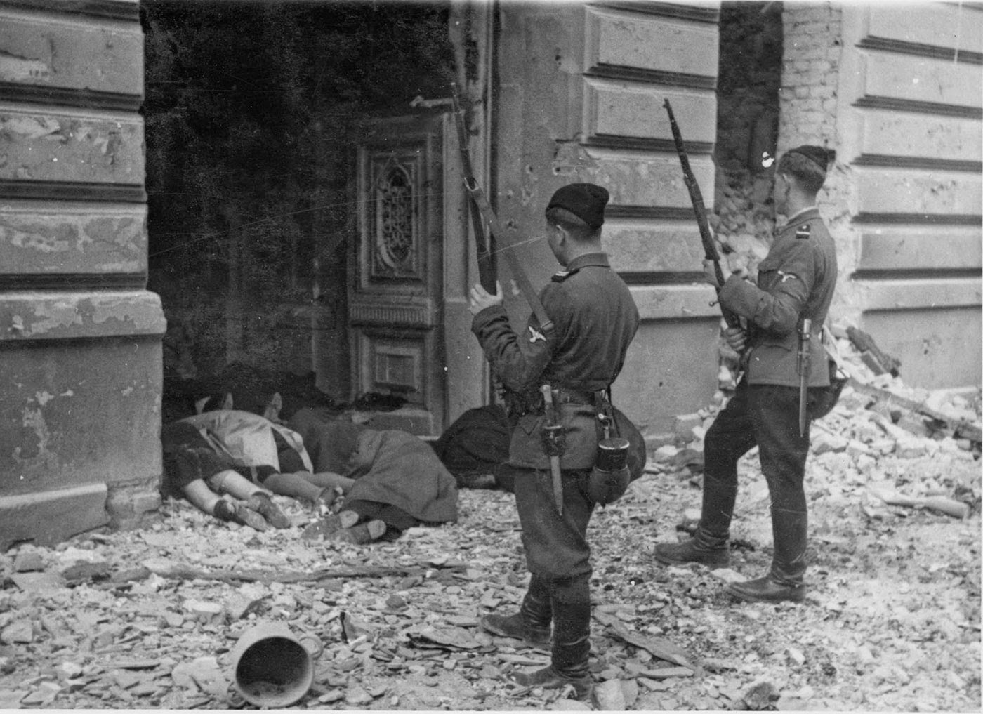 Ukrainian askaris standing near bodies of murdered Jews, Warsaw, 1943