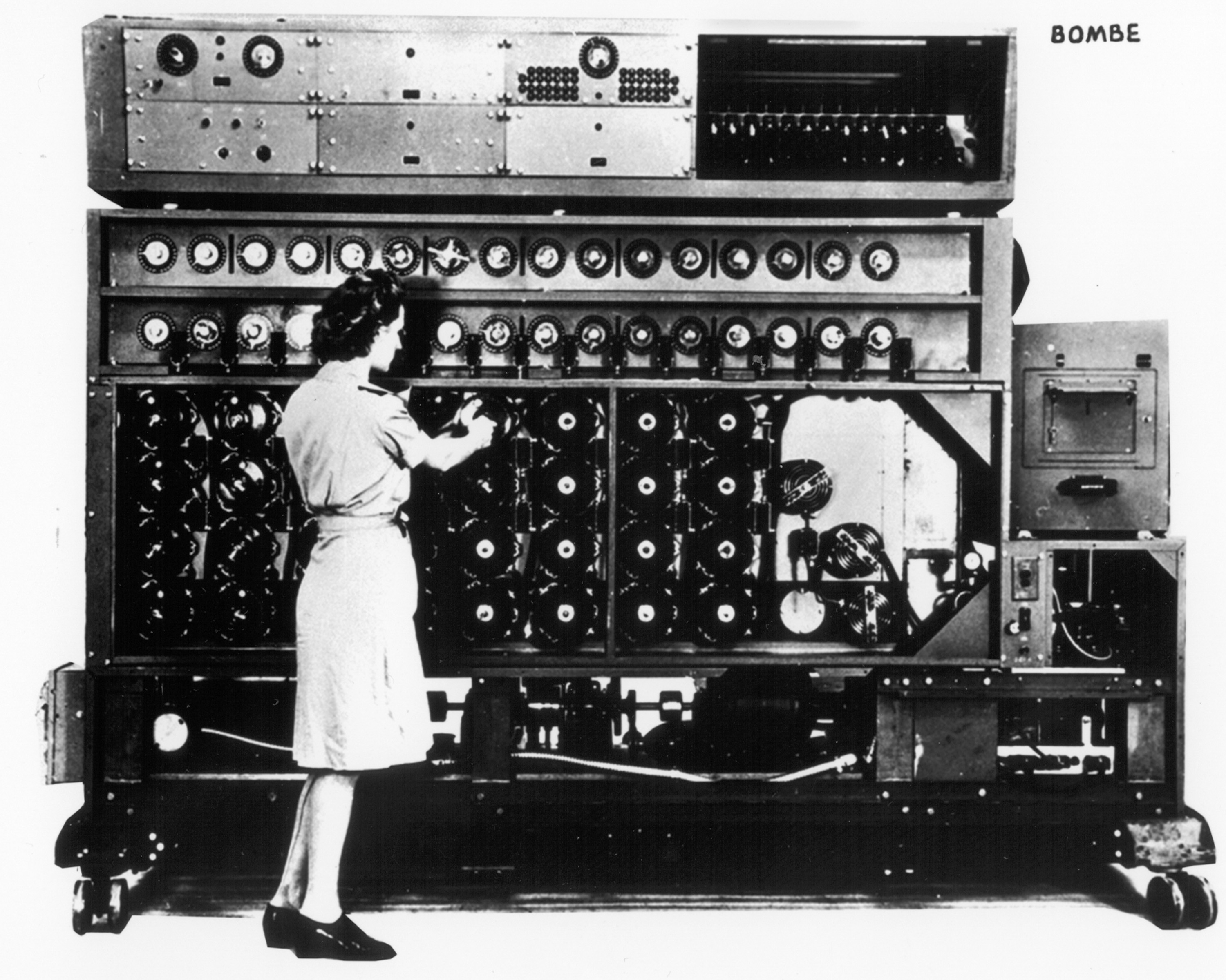 historical-photos-pt9-enigma-decryption-bombe-1945