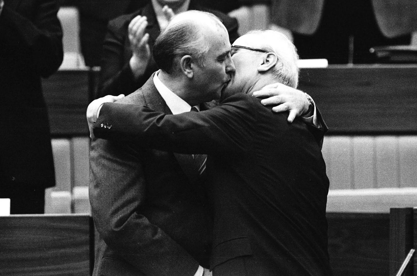 Gorbachev_Honecker_kiss_1986