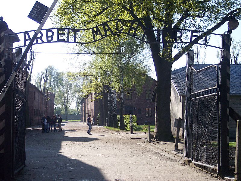 800px-entrance_auschwitz_i