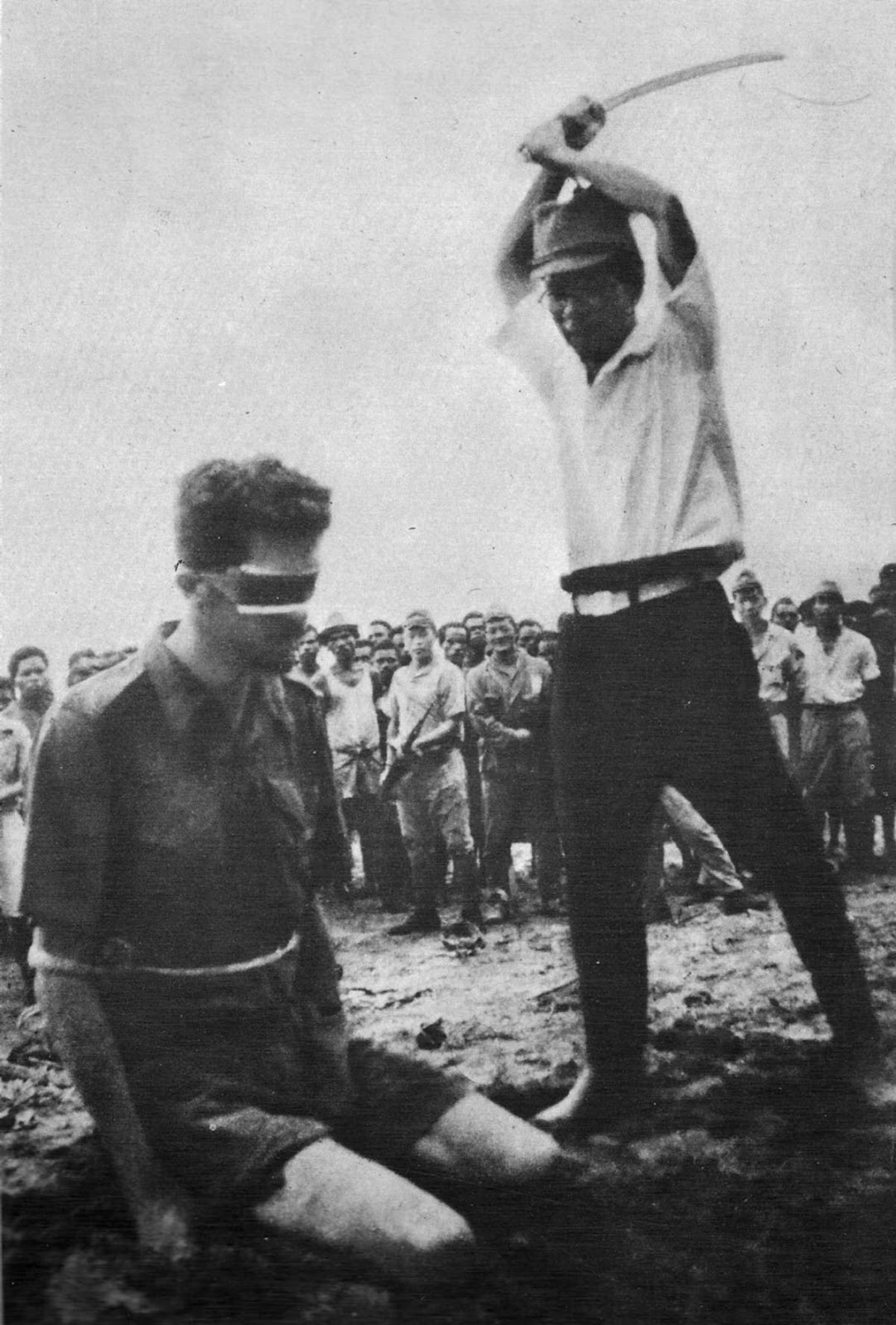 leonard-siffleet-about-to-be-beheaded-with-a-sword-by-a-japanese-soldier-1943