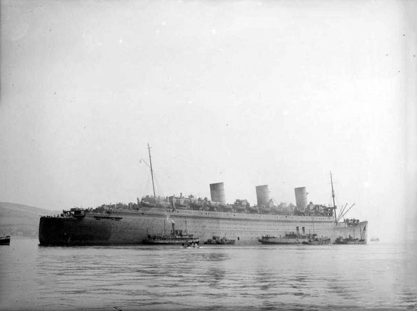ss-queen-mary-lying-at-anchor-after-her-arrival-at-gourock-bay-595x444