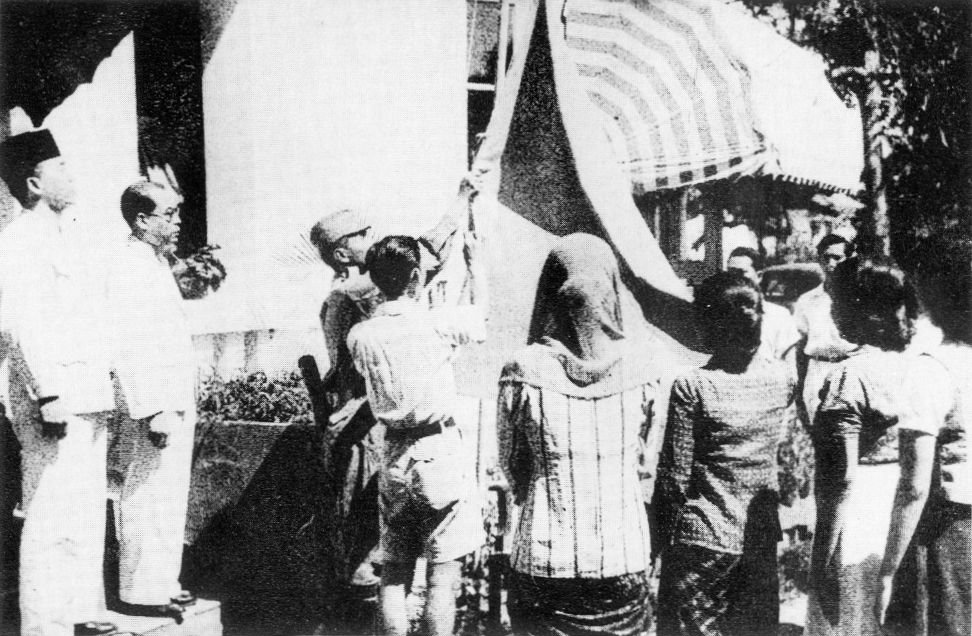 Indonesian_flag_raised_17_August_1945