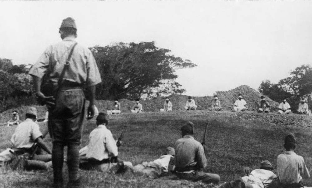 Japanese troops using prisoners of war for target practice, 1942 2