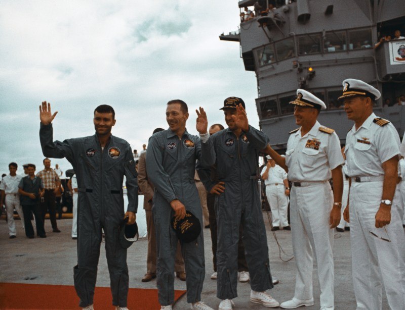 apollo-thirteen-astronauts-waving