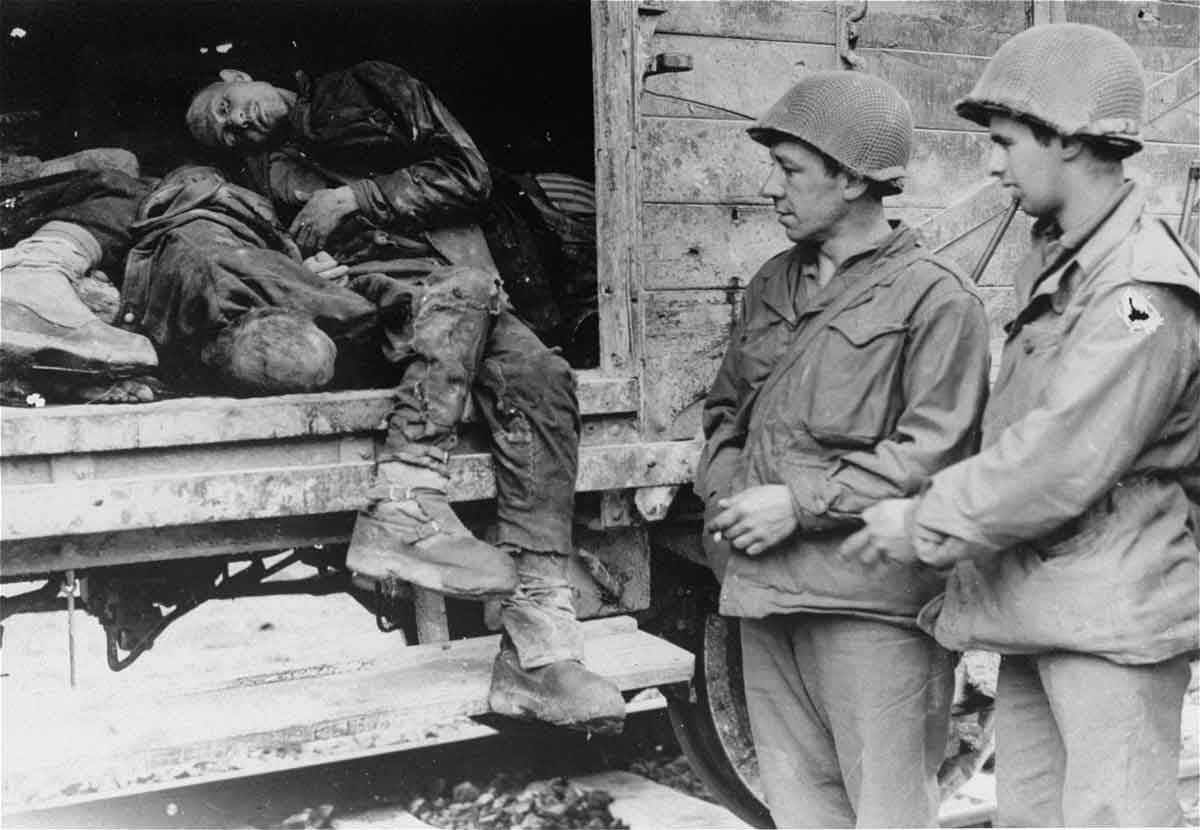 dead-camp-priosners-in-cattle-wagons